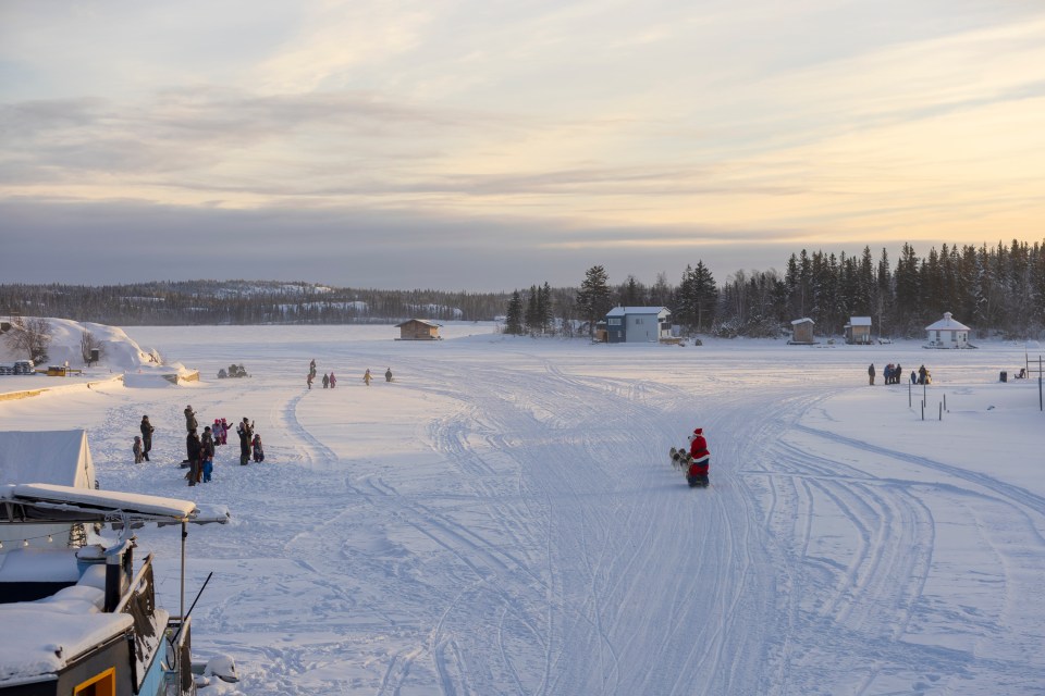 Santa Claus and his dog team on Yellowknife Bay in December 2024. Ollie Williams/Cabin Radio