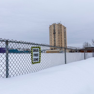 A "drug free zone" sign in Hay River. Ollie Williams/Cabin Radio