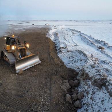 An excavator at the Inuvialuit Energy Security Project site. Photo: Inuvialuit Regional Corporation via CIB