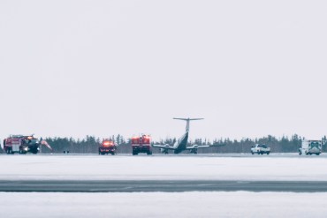 An aircraft comes to rest after landing with a nose gear fault at Yellowknife Airport on April 7, 2025. Sarah Pruys/Cabin Radio