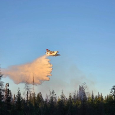An air tanker over wildfire SS007 on May 30, 2025. Photo: NWT Fire