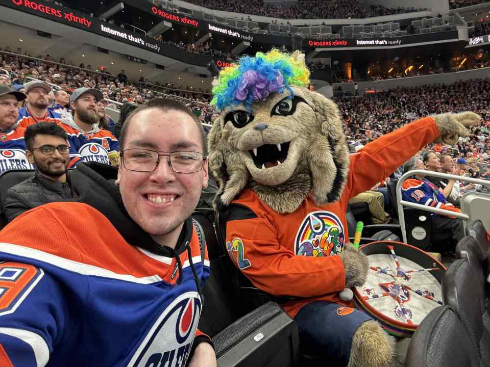 Dustin Smith from Inuvik sent in this photo from an Oilers game with the team mascot, Hunter the Lynx.
