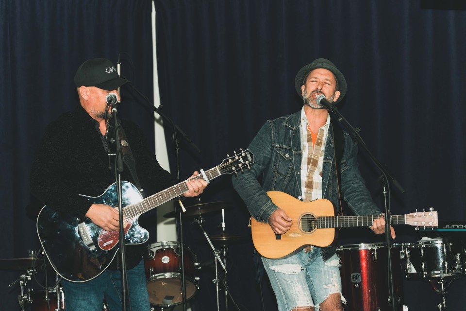 Calan & Cole, who drove up to Yellowknife from Alberta to perform, start the night off. Sarah Pruys/Cabin Radio