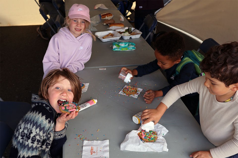 4 children decorating cookies