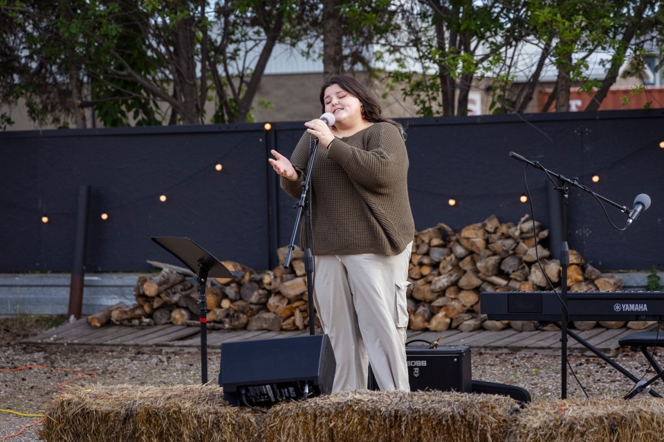 Amie Jackson sings at a youth showcase on July 23, 2025. Ollie Williams/Cabin Radio