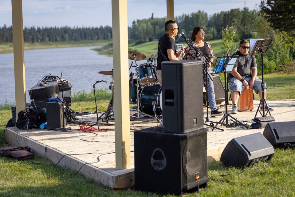 Dhon, Don and Sheila open a Hay Days music night at Bob McMeekin Chamber Park. Ollie Williams/Cabin Radio