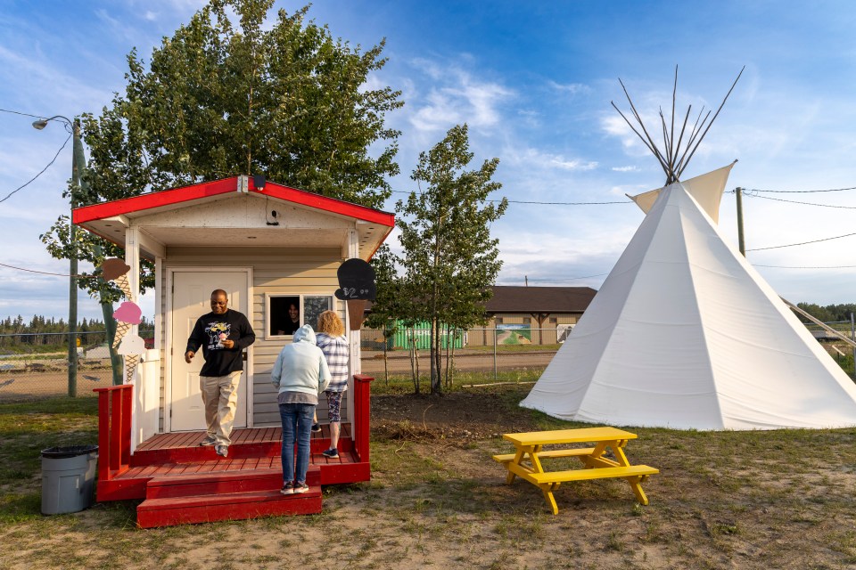 A brisk trade at the free ice cream stall outside the Old Zoo during Hay Days. Ollie Williams/Cabin Radio