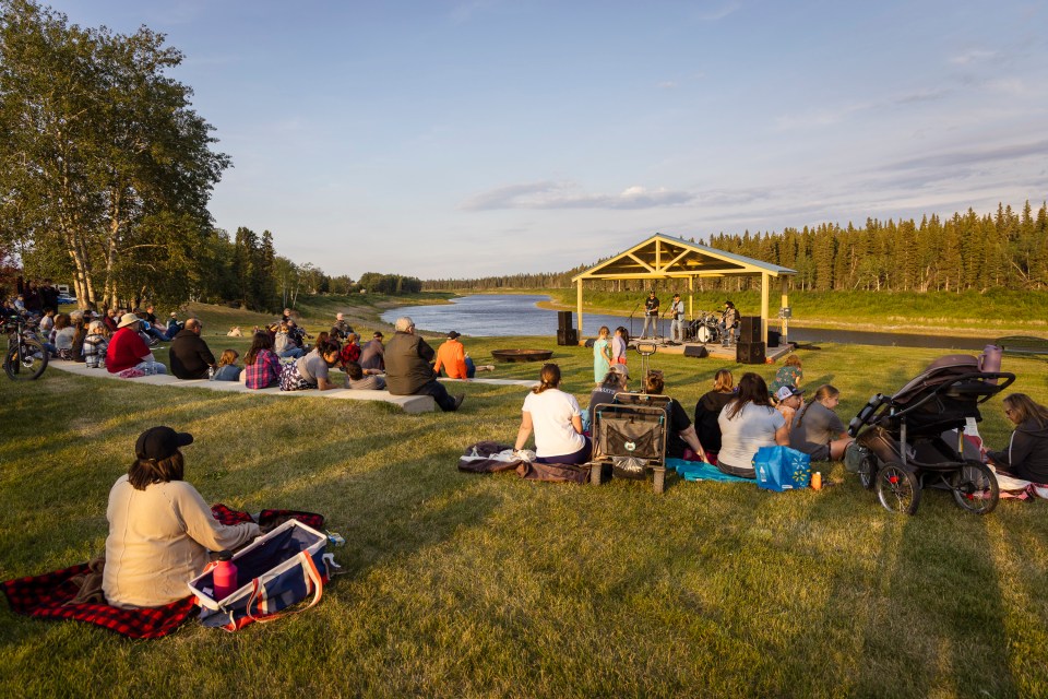Fort Smith's Shane Daniels and the Usual Suspects play at Bob McMeekin Chamber Park. Ollie Williams/Cabin Radio