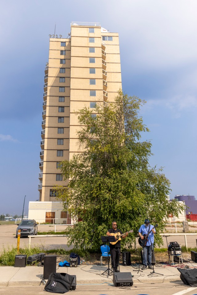 Jonathan Antoine plays beneath the Hay River highrise. Ollie Williams/Cabin Radio