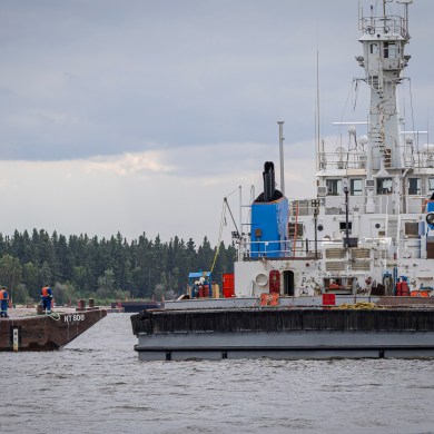 An MTS crew working on barges in the Hay River's East Channel. Ollie Williams/Cabin Radio