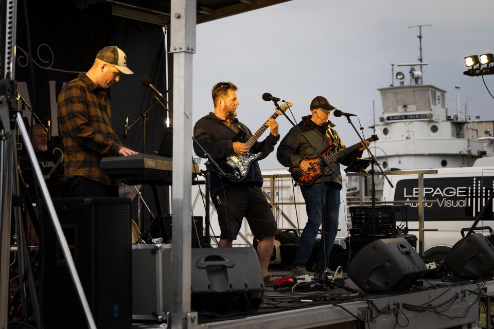 The Straydogs at Hay Days. Ollie Williams/Cabin Radio