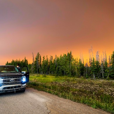 Wildfire smoke above a roadside pullout on Highway 3 north of Fort Providence on August 9, 2024. Ollie Williams/Cabin Radio