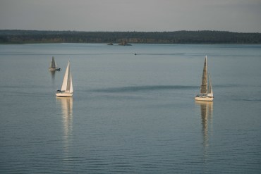 Sailboats on Great Slave Lake on August 20, 2025. Sarah Pruys/Cabin Radio