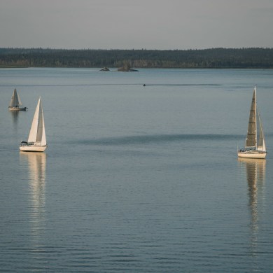 Sailboats on Great Slave Lake on August 20, 2025. Sarah Pruys/Cabin Radio