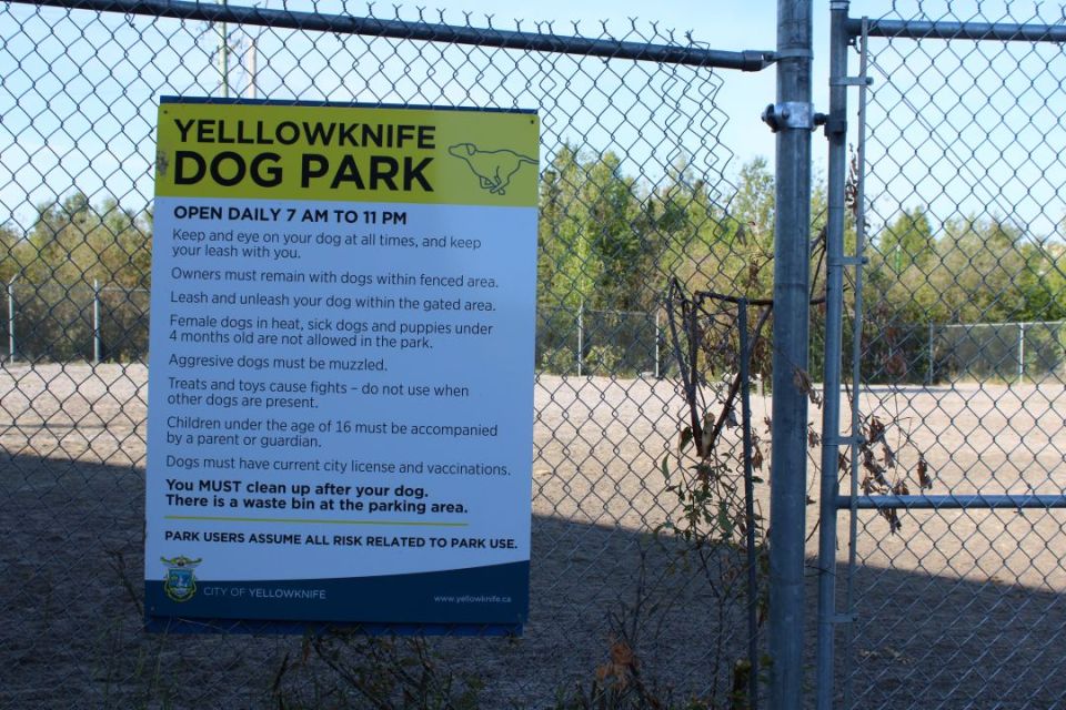 A newly replaced dog park rules sign. Sara Verheul/Cabin Radio