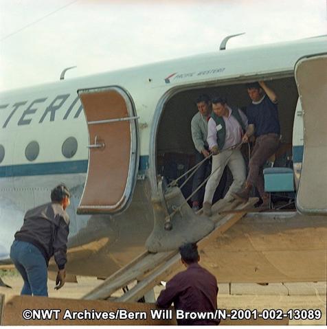 A scene from the operation to unload the bell. NWT Archives/Bern Will Brown fonds/N-2001-002: 13089