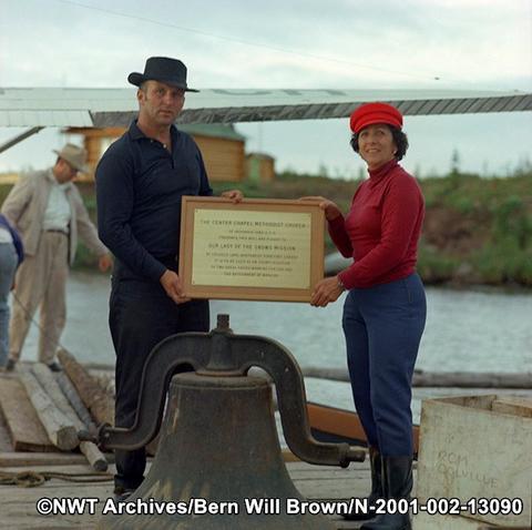 Bern Will Brown, left, and Jeanne Branson with the plaque for the church bell. NWT Archives/Bern Will Brown fonds/N-2001-002: 13090