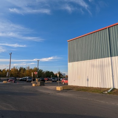 Yellowknife's multiplex. Ollie Williams/Cabin Radio