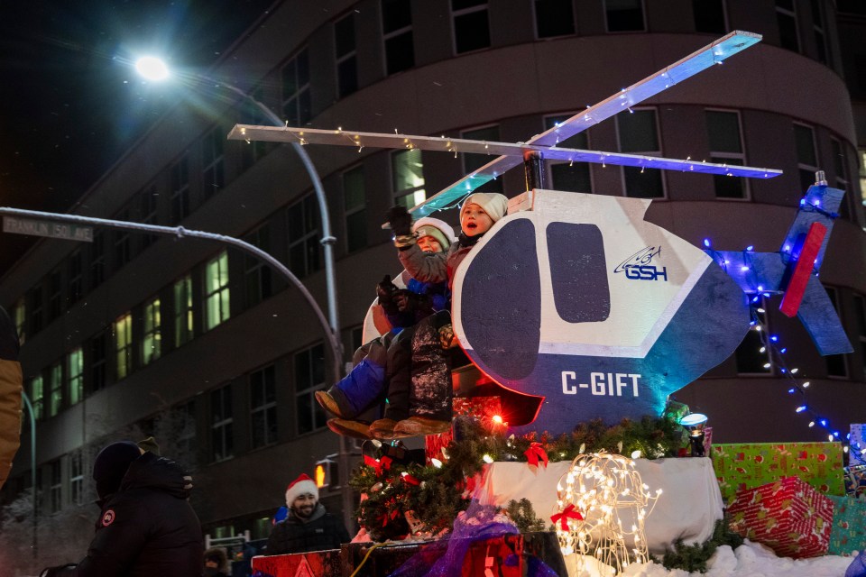 Two children have an uplifting moment on the Great Slave Helicopters float. Ollie Williams/Cabin Radio