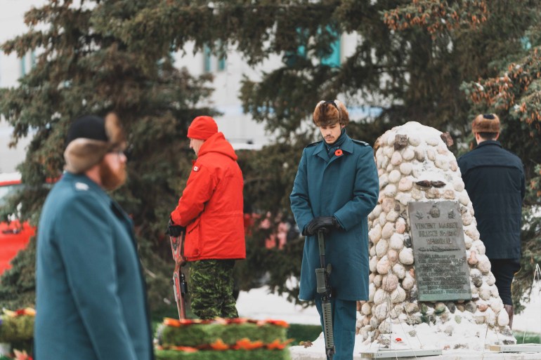 Soldiers and Canadian Rangers stand gaurd at the Yellowknife cenotaph on Remembrance Day. Sarah Pruys/Cabin Radio
