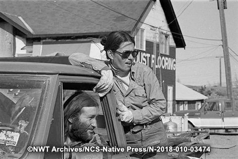 The Yellowknife Old Town clean-up, with Ginette Kidston leaning on a vehicle in Peace River flats. Bren Kolson/NWT Archives/Native Communications Society fonds - Native Press photograph collection/N-2018-010: 03474