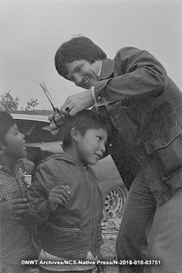Lloyd Tetaryn taking hair samples for arsenic testing in Ndilǫ. NWT Archives/Native Communications Society fonds - Native Press photograph collection/N-2018-010: 03751