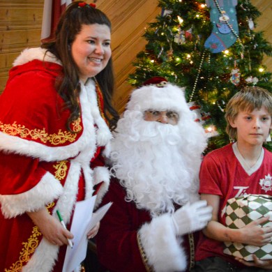 A candid moment between Santa and the people of Norman Wells as captured by Canadian North.