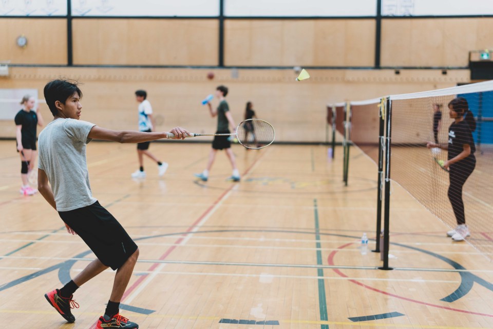 A badminton player prepares to return the birdie over the net. Sarah Pruys/City of Yellowknife