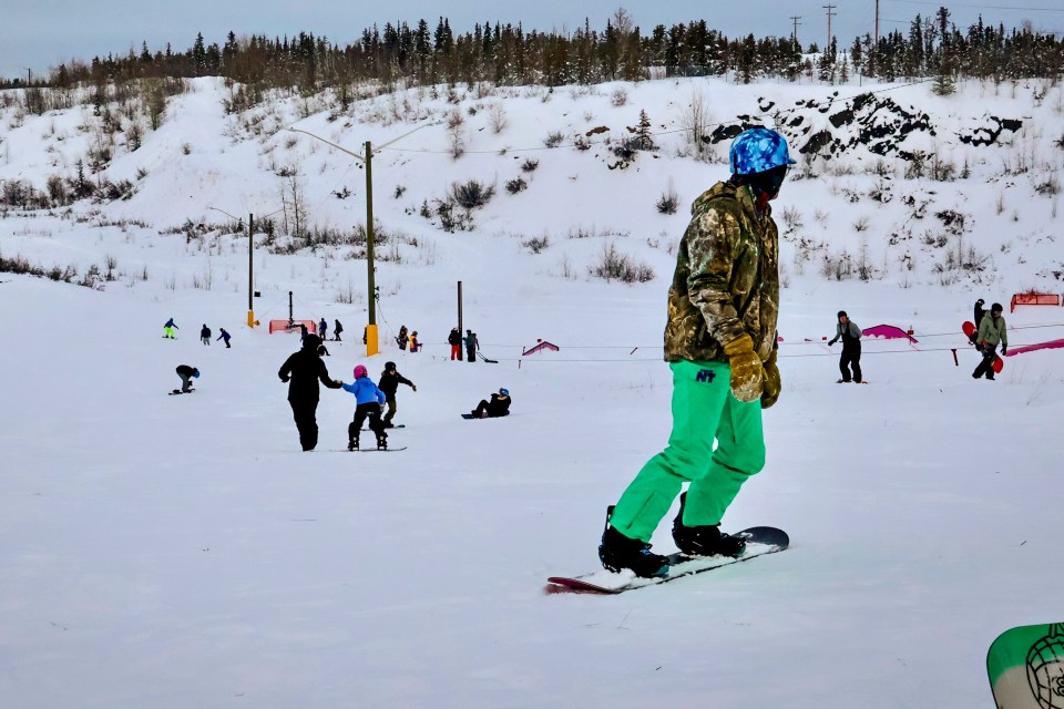 Snowboarders hit the slopes at Bristol Pit at the snowboard clinic. Emily Blake/Cabin Radio