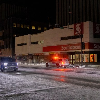 Lights out at a downtown Yellowknife intersection. Miriam Bosiljevac/Cabin Radio