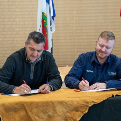 Tłı̨chǫ Grand Chief Jackson Lafferty, left, and Diavik chief operating officer Matthew Breen sign a closure agreement in a supplied photo.