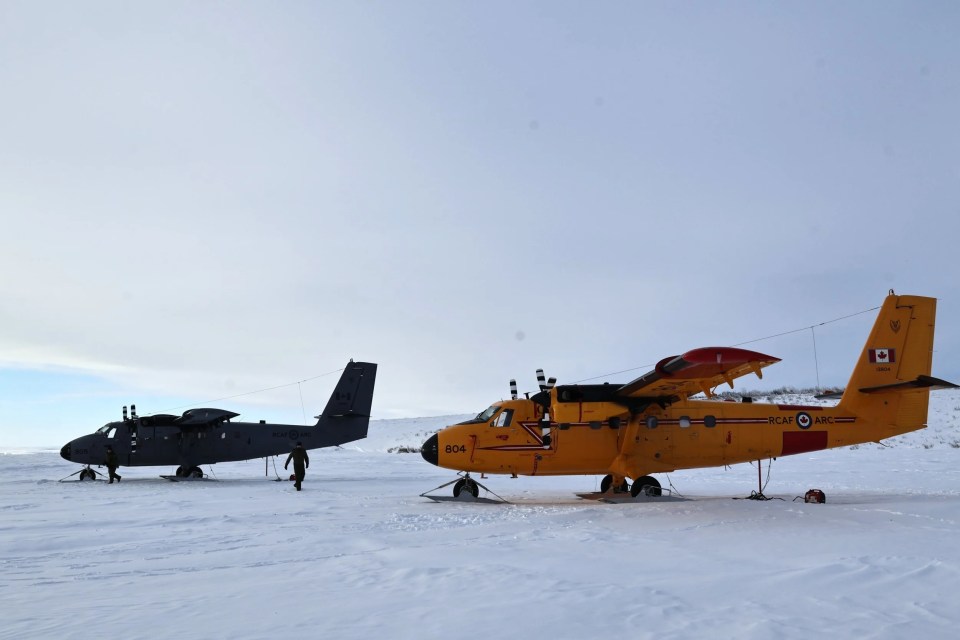 Two CC-138 Twin Otters participating in Operation Nanook-Nunalivut. Emily Blake/Cabin Radio