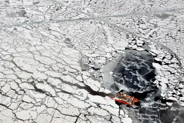 CCGS Louis S St-Laurent ties up to Coast Guard Cutter Healy in the Arctic Ocean in 2009. Photo: US Geological Survey