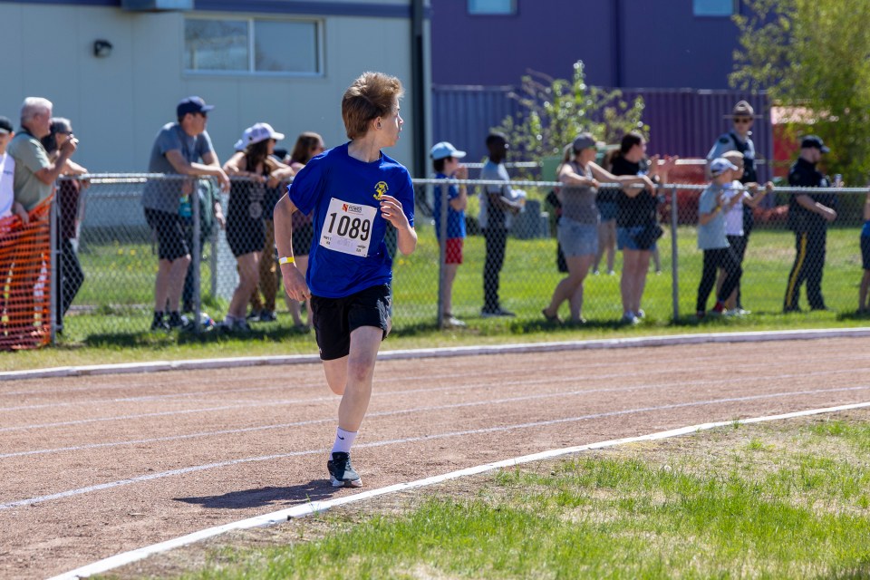 Jacob Porter-Weber looks behind him at the boys' 1,500m field. Ollie Williams/Cabin Radio