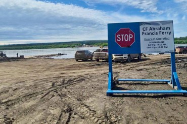 People wait for the Peel River ferry to reopen. Photo: SamsonLTD