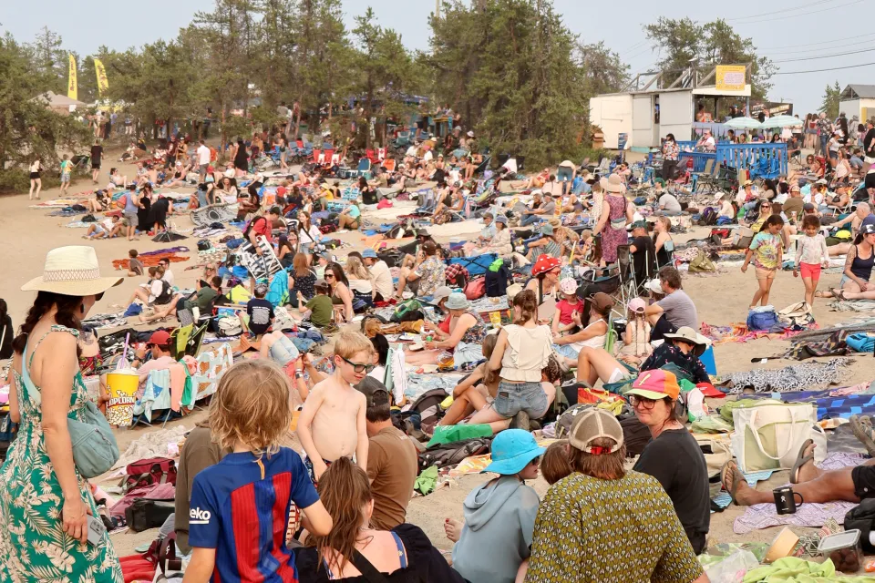 Saturday at the main stage. Eshana Gohil/Cabin Radio