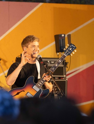 Folk on the Rocks headliner Mae Martin. Kai Wilson/Cabin Radio