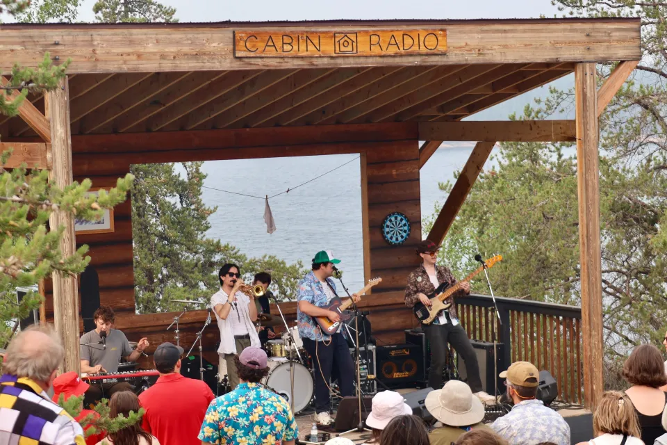 St Arnaud plays the Cabin Radio Lakefront Stage. Eshana Gohil/Cabin Radio