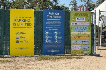 A "parking is limited" sign near the Folk on the Rocks entrance and a transitional housing facility. Eshana Gohil/Cabin Radio