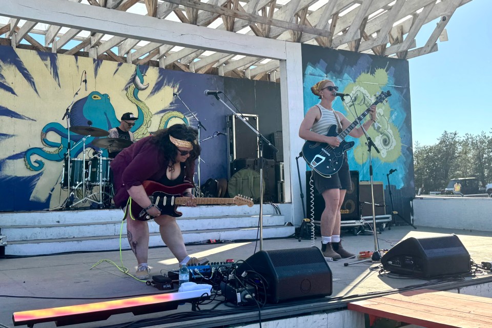 Electric Lemonade at Warm the Rocks 2026. Eshana Gohil/Cabin Radio